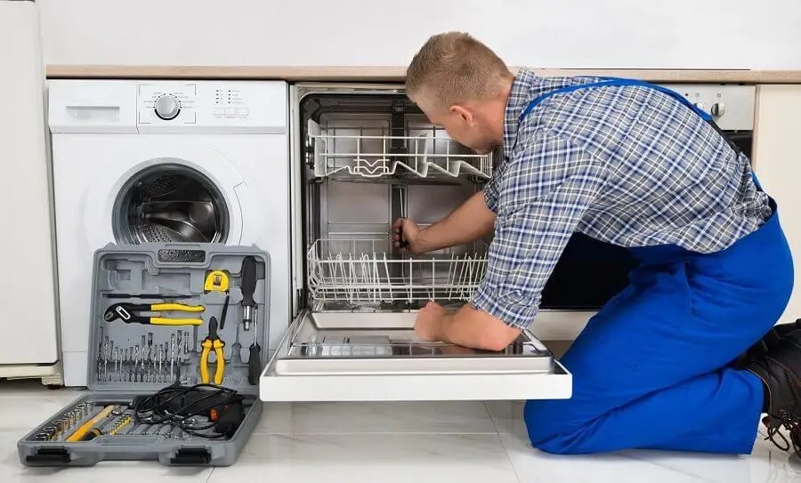 Kula Siemens servisi teknisyen ekibi beyaz eşya tamiri yaparken